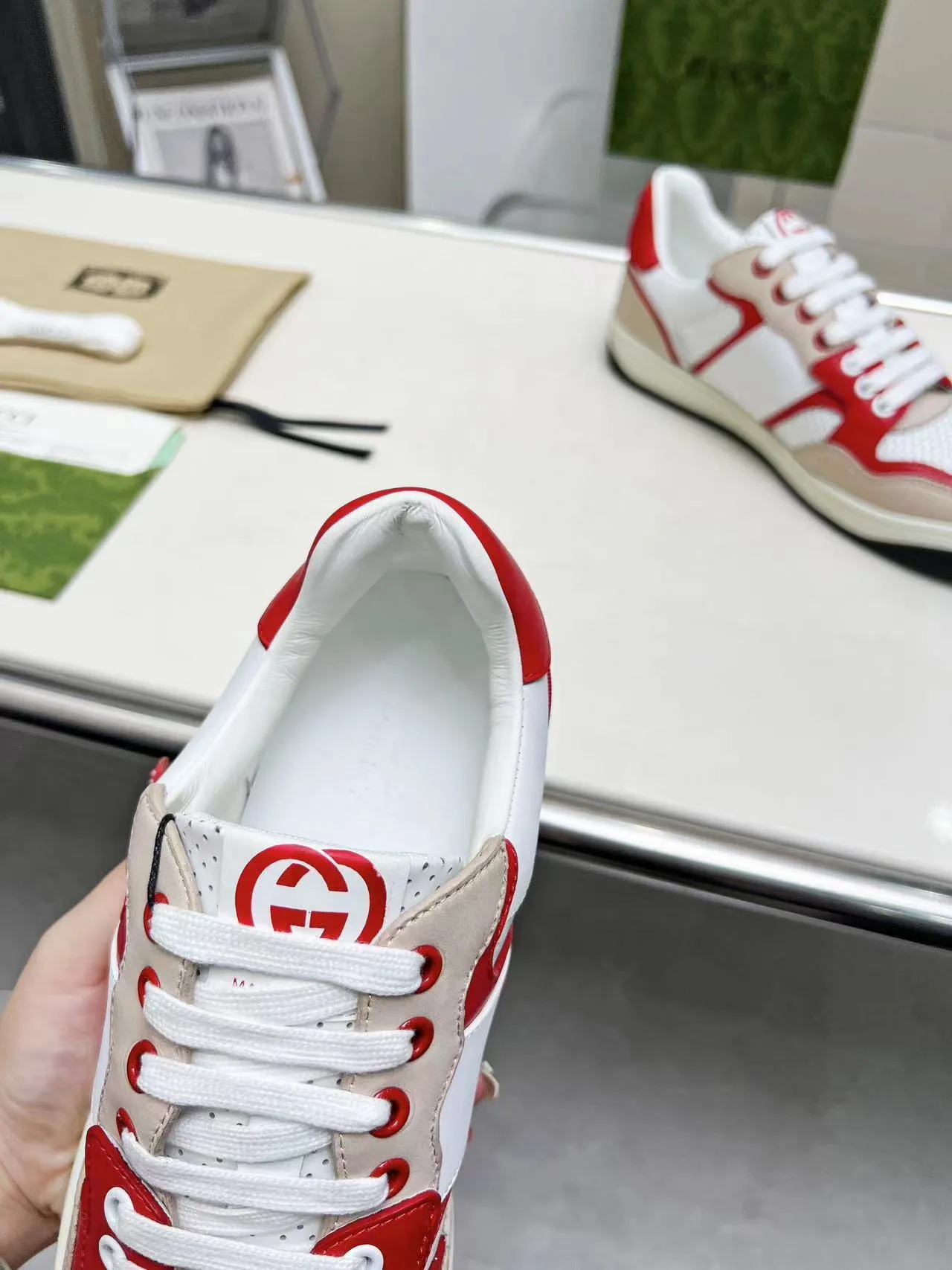 P620 💞💞Gucci G Home’s latest popular sports shoes, couple’s style, casual, retro white shoes 🌸🌸🌸 New popular series. The exquisite and compact interlocking double G logo romantically interprets the aesthetic concept of this series. Made of off-white leather, retro inspiration is cleverly blended into the sneaker design to reinterpret the brand logo. Exquisitely packaged at the delivery counter 🛍📦 ▪️Fabric: Original custom-made imported first-layer cowhide leather ▪️Lining: Original custom-made imported cowhide lining ▪️Outsole: Original molded two-color TPU outsole ▪️Size: Women's 35-40 / Men's 39-45